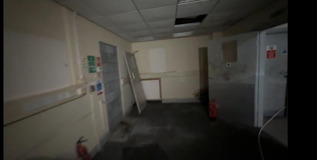 Lot: 98 - FORMER VAULT WITH PLANNING FOR CONVERSION INTO A SINGLE RESIDENTIAL APARTMENT - Large room